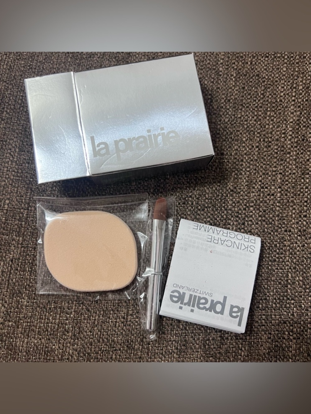 La prairie makeup sponge and makeup brush